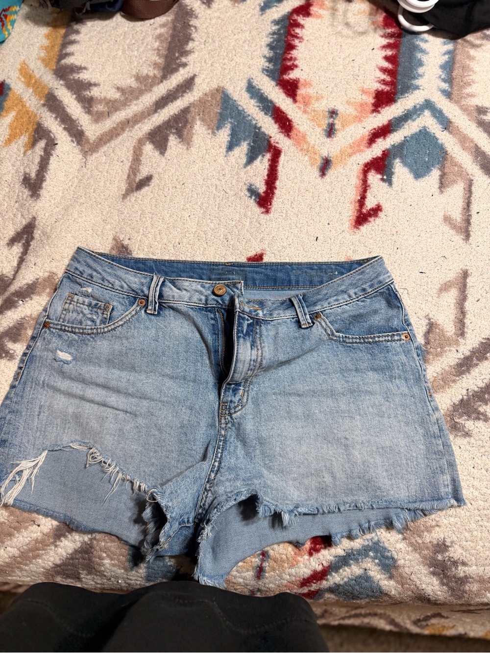 Rewash light wash cutoff denim shorts size 8 frayed distressed